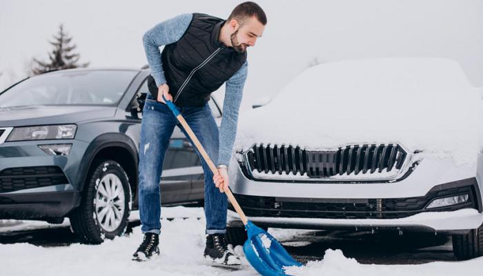 143-143440-what-to-do-when-your-car-is-stuck-in-the-snow_700x400.jpg