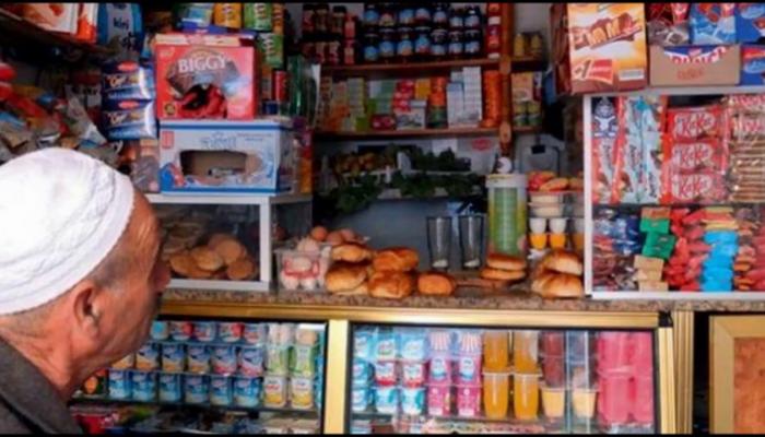 بقال بأحد الأحياء الشعبية المغربية - أرشيف