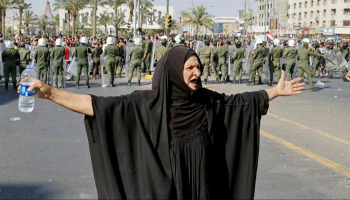 عراقية مسنة في تظاهرة ببغداد احتجاجاً على سوء الأوضاع العامة
