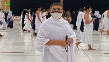 عمر كمال في الحرم المكي