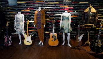 مزاد في نيويورك على نحو ألف قطعة تخصّ أبرز نجوم موسيقى الروك