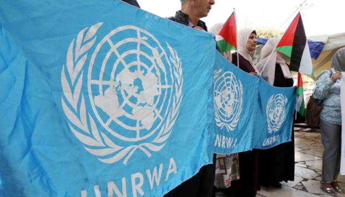 محتجون فلسطينيون يحملون راية الأنوروا - أرشيفية