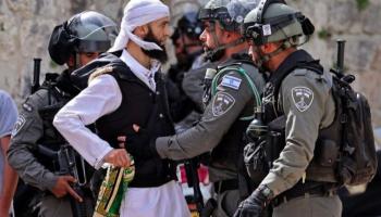 عناصر الشرطة الإسرائيلية يفتشون فلسطينيا "أرشيفية"