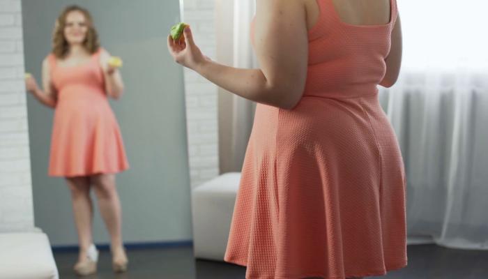 دراسة جديدة.. النظر في المرآة يساعدك على فقدان الوزن