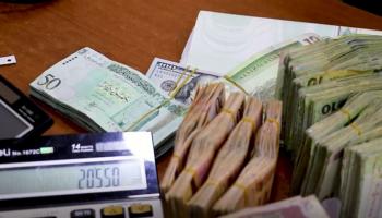 أوراق من فئات مختلفة من الدينار الليبي بأحد المصارف