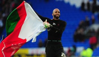 الحبسي يرفع علم عمان