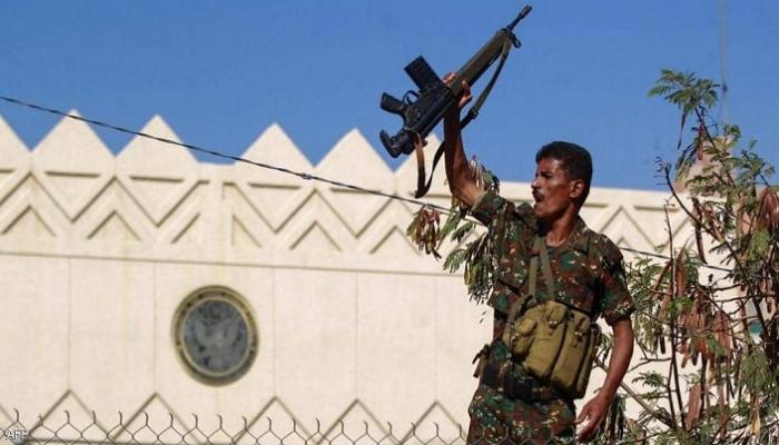 مسلح حوثي أمام السفارة الأمريكية في صنعاء- أرشيفية