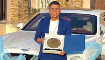 مطرب المهرجانات المصري عمر كمال إلى جوار السيارة 