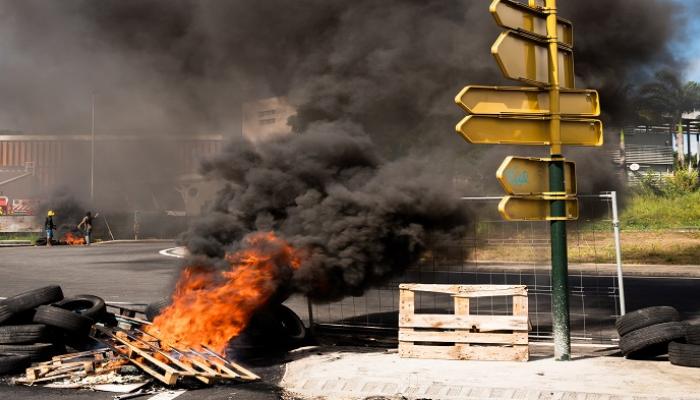 المحتجون يشعلون النيران في إطارات السيارات بشوارع جوادلوب -أ.ف.ب