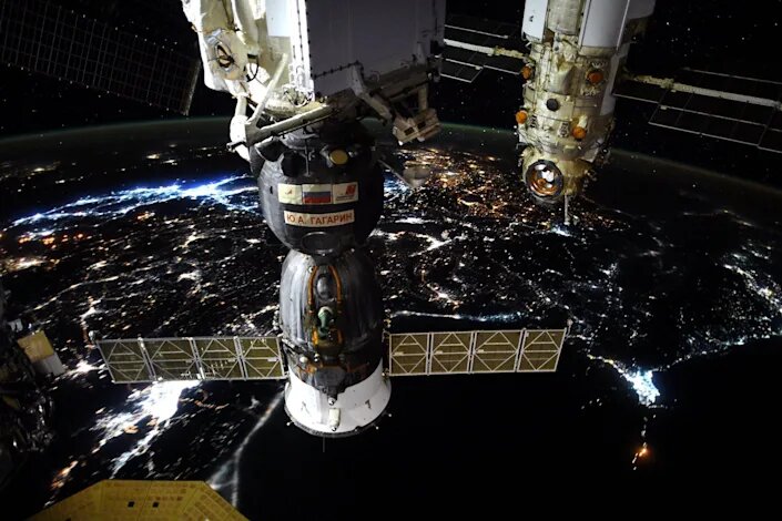  عکسی که پسکی در ۱۵ سپتامبر (۲۴ شهریور) از سفینه فضایی روسی سایوز و مدول «نائوکای» ایستگاه فضایی گرفته است. 