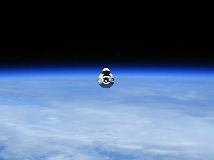  عکسی که پسکی از سفینه باربری دراگون در ۳۰ اوت (۸ شهریور) در حال نزدیک شدن به ایستگاه فضایی گرفته است 
