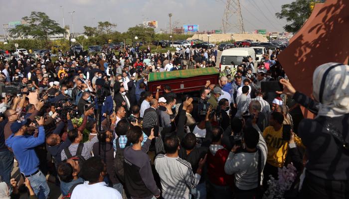 وصول جثمان سهير البابلي إلى مسجد الشرطة