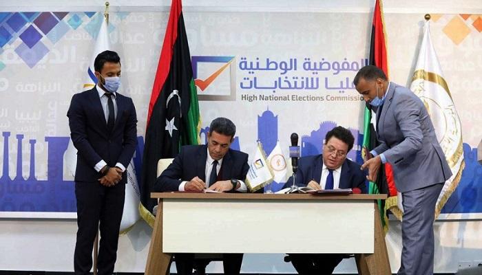 أحد المرشحين خلال تقديم أوراقه للانتخابات الرئاسية في ليبيا- أرشيفية