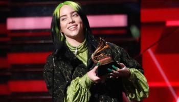 الأمريكية بيلي إيليش لدى تسلمها جائرة أفضل فنانة صاعدة في حفل جرامي 2021