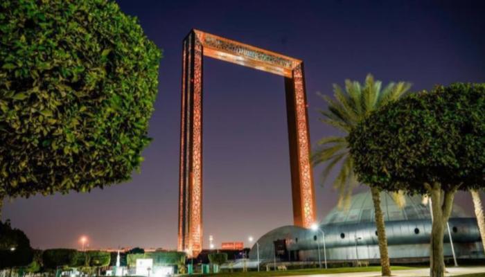 إضاءة برواز دبي باللون البرتقالي