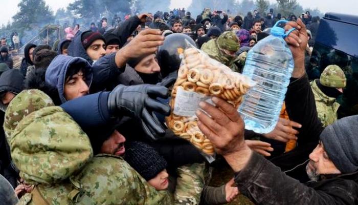 مهاجرون عند حدود بلاروسيا يتلقون مساعدات غذائية