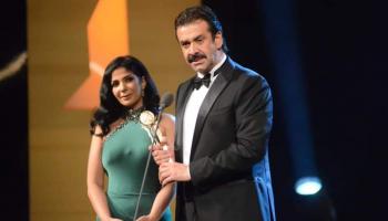 كريم عبدالعزيز بجانب منى زكي 