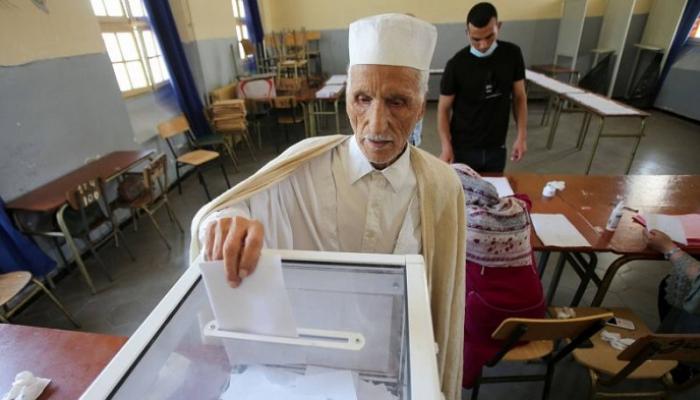 جزائري يدلي بصوته الانتخابي - أرشيفية