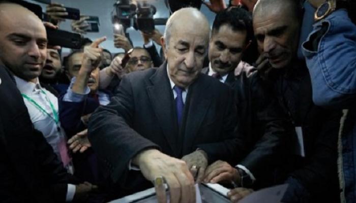 الرئيس الجزائري خلال الادلاء بصوته الانتخابي - أرشيفية