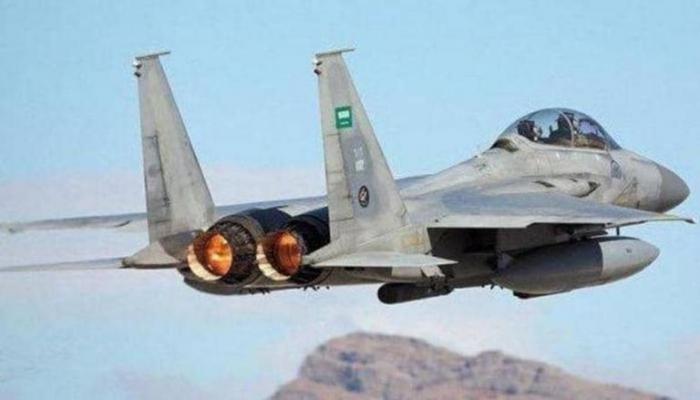 طائرة للتحالف خلال غارة سابقة على مواقع للحوثي