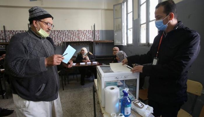 جزائري يدلي بصوته في الانتخابات المحلية