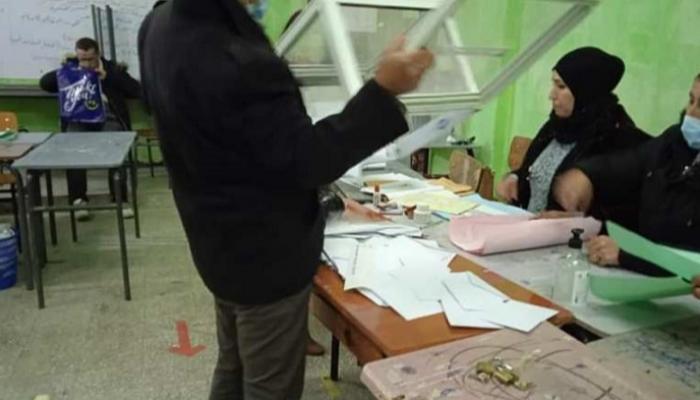 عملية فرز الأصوات في الانتخابات المحلية الجزائرية