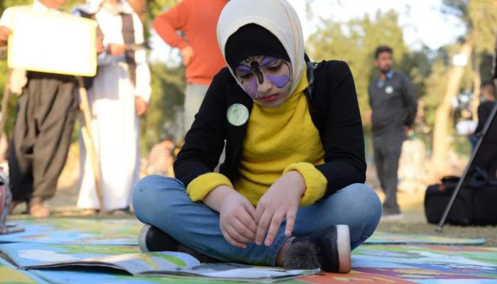 طفلة عراقية زخرفت وجهها برسمة فراشة خلال حضورها فعاليات المهرجان 