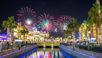 إطلاق ألعاب نارية احتفالا باليوبيل الذهبي للإمارات