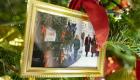 Etats-Unis : Une photo du couple Trump décore le sapin de Noël des Biden