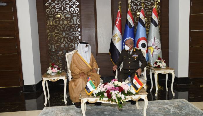 وزير الدفاع المصري يلتقي وزير الدولة الإماراتي لشئون الدفاع 