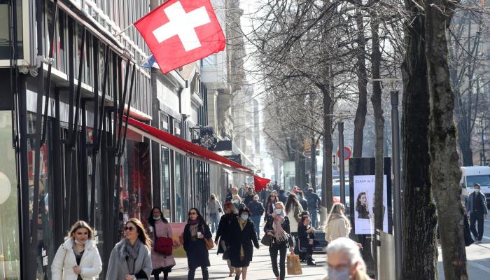 مواطنون سويسريون يرتدون الكمامة 