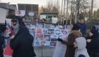 محتجون يقطعون الطريق على الرئيس الإيراني أمام البرلمان