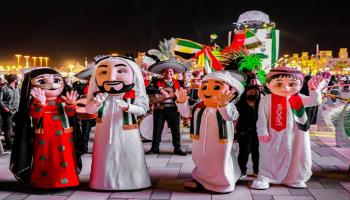 أطفال بالزي الإماراتي في استقبال الزوار