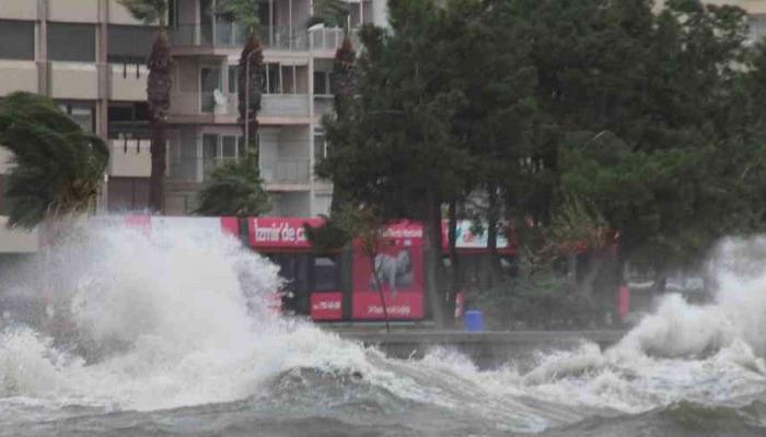 من تداعيات العاصفة الأخيرة بمدينة إسطنبول