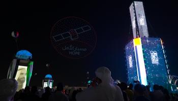 طائرات الدرونز تشكل لوحة فنية لمسبار الأمل