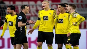 فيليكس تسفاير مع لاعبي بروسيا دورتموند