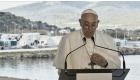 Devant des migrants de Lesbos, le pape François appelle à la fin du "naufrage de civilisation"
