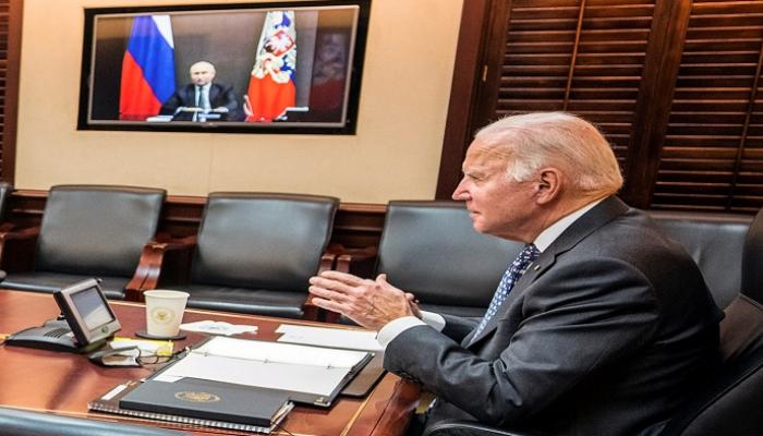 الرئيسان الأمريكي والروسي خلال القمة الافتراضية - رويترز