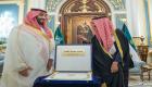 أمير الكويت يقلد ولي العهد السعودي قلادة مبارك الكبير