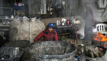 لاجئ أفغاني يجمع القمامة في إسطنبول 