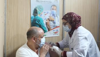 مواطن مغربي يأخذ جرعته من لقاح كورونا - أرشيف 
