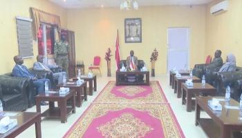 عضو مجلس السيادة السوداني الهادي إدريس خلال لقائه بوفد قضائي من شمال دارفور