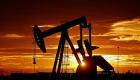 النفط يرتفع وسط تفاؤل بتأثير محدود لـ"أوميكرون"