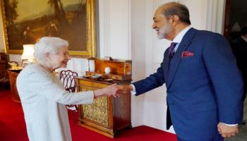 الملكة إليزابيث والسلطان هيثم بن طارق آل سعيد