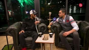 محمد رمضان يدخن الشيشة خلال حوار تليفزيوني