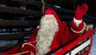 ویدئو | بابانوئل با استفاده از یک قایق هدایای کودکان را توزیع می‌کند