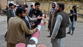 Taliban işlemleri açtı, yüzlerce kişi soğuğa rağmen kuyruğa girdi