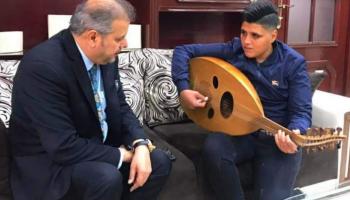 الشاب الموهوب كرار نوري مع مدير فرقة الفنون الموسيقية
