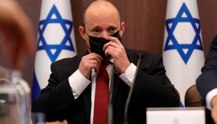 رئيس الوزراء الإسرائيلي نفتالي بينيت مرتديا الكمامة