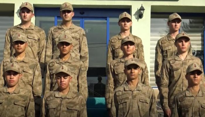 التوائم الستة بالزي العسكري